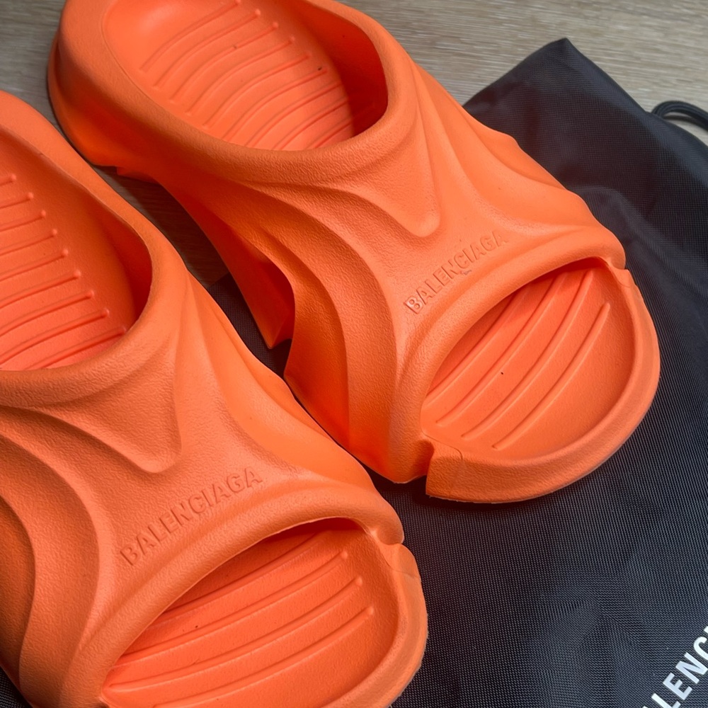 Balenciaga pool slides